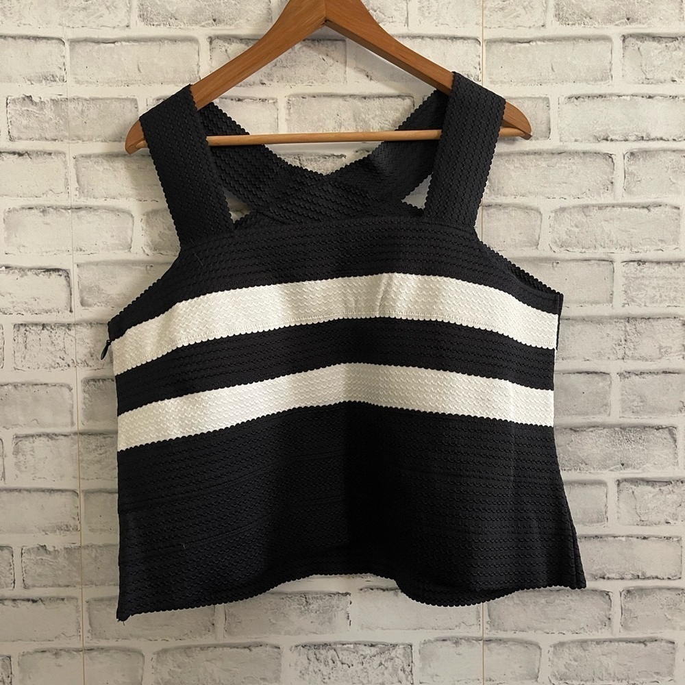 NWT! Women’s 7th avenue NY & Co. black & white sleeveless cross top XXL - Picture 2 of 4
